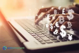 Manos usando una notebook con símbolos de monedas, simbolizando rendimientos diarios en plataformas digitales.