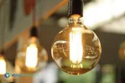 Lámpara encendida que representa el consumo eléctrico y la importancia de los subsidios de luz y gas en el hogar.