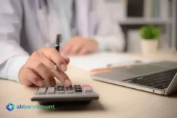 Persona che usa una calcolatrice su documenti, simbolo delle detrazioni spese sanitarie.
