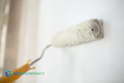 Reparaciones caseras para renovar una pared con pintura.