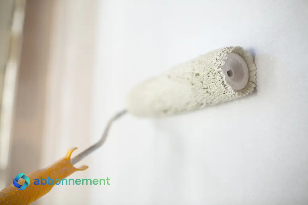 Reparaciones caseras para renovar una pared con pintura.