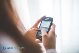 Persona che usa uno smartphone, simbolo dello spegnimento 3G.