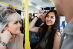 Pasajeros viajando en colectivo, simbolizando el uso de la tarjeta SUBE registrada.