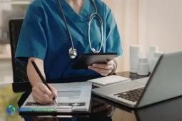 Operatore sanitario che consulta documenti per gestire visite mediche urgenza.