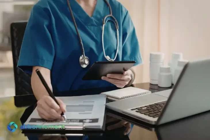 Operatore sanitario che consulta documenti per gestire visite mediche urgenza.