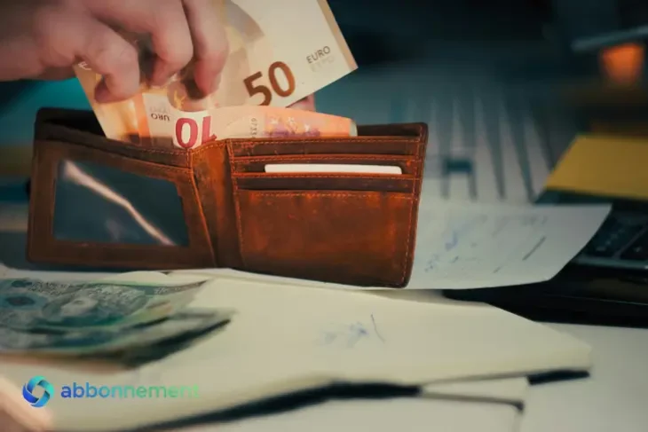 Persona che mette soldi nel portafoglio, rappresentando la cessione del quinto con trattenuta sullo stipendio.