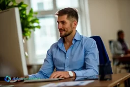Uomo che lavora al computer in ufficio, esempio di lavoro a chiamata.