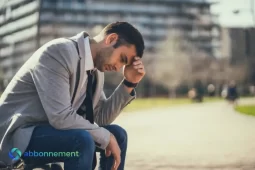 Uomo preoccupato seduto su una panchina, simbolo di dimissioni per giusta causa dovute a problemi sul lavoro.