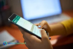 Persona che usa lo smartphone con WhatsApp e IA per gestire messaggi e attività quotidiane.