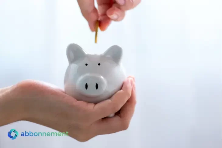 Manos colocando una moneda en una alcancía, representando el Fondo de cese laboral como respaldo ante despidos.