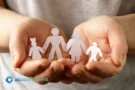 Bonus Famiglia con sostegno alla famiglia rappresentato da figure in mano