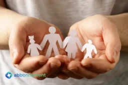 Bonus Famiglia con sostegno alla famiglia rappresentato da figure in mano