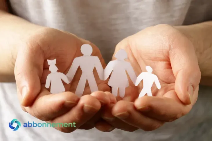 Bonus Famiglia con sostegno alla famiglia rappresentato da figure in mano