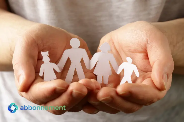 Bonus Famiglia con sostegno alla famiglia rappresentato da figure in mano