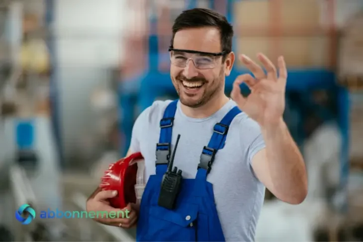 Lavoratore sorridente celebra il Primo Maggio con gesto positivo