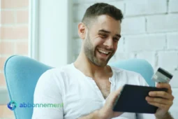 Uomo sorridente usa la carta giusta su tablet