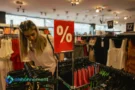 Persona comprando ropa durante la Hot Sale en un local con descuentos.