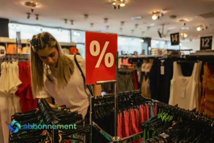 Persona comprando ropa durante la Hot Sale en un local con descuentos.