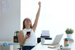 Persona felice trova lavoro stagionale dal telefono