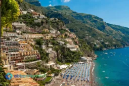 Vacanza low cost sulla costa italiana con spiaggia e case colorate