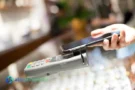 Carta di Credito Virtuale Sicura utilizzata su smartphone per pagamenti digitali protetti in negozio.