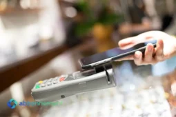Carta di Credito Virtuale Sicura utilizzata su smartphone per pagamenti digitali protetti in negozio.