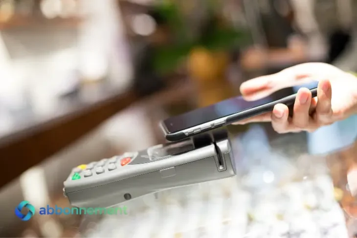 Carta di Credito Virtuale Sicura utilizzata su smartphone per pagamenti digitali protetti in negozio.