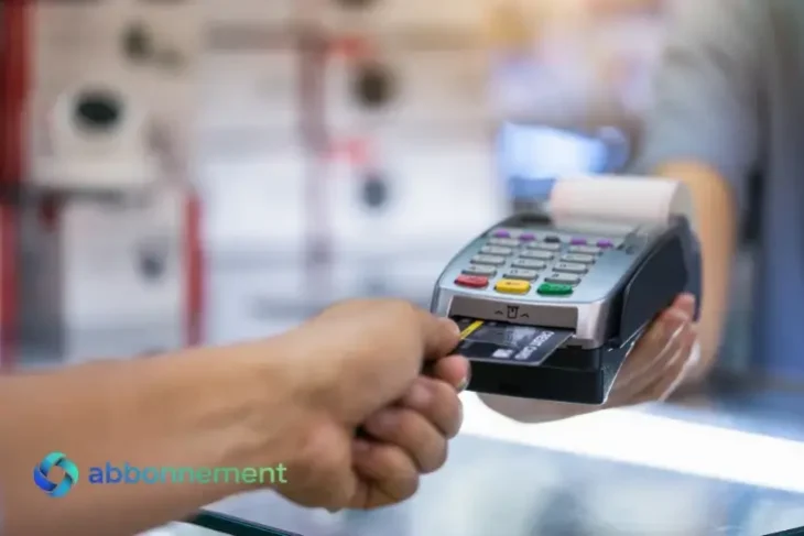 Cliente effettua acquisti a rate con carta su terminale di pagamento in negozio.