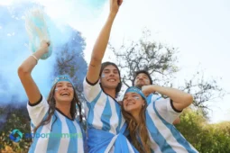 Grupo de hinchas argentinos festejando durante el Mundial y buscando formas de ganar plata extra en época de Copa.