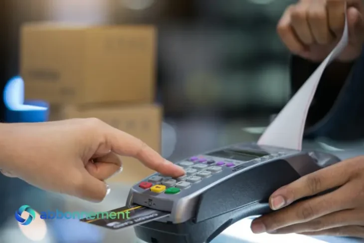 Persona che utilizza una Postepay per effettuare un pagamento con carta in negozio.