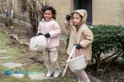 Niños jugando al aire libre durante las vacaciones de invierno con actividades recreativas de bajo costo.