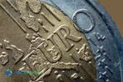 Moneta da un euro in primo piano, simbolo del risparmio quotidiano e della gestione responsabile del denaro