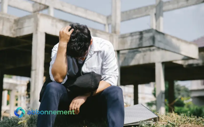 Lavoratore preoccupato dopo la perdita del lavoro e richiesta Naspi.