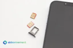 Smartphone con schede SIM, simbolo di rischio SIM swap.