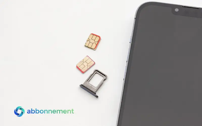 Smartphone con schede SIM, simbolo di rischio SIM swap.