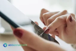 Donna utilizza l’app IO sullo smartphone.
