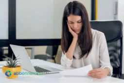 Donna che controlla la busta paga in ufficio.