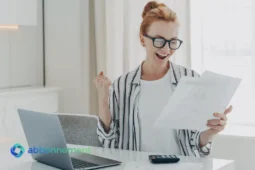 Donna sorridente mentre legge un documento sulla prescrizione debiti.