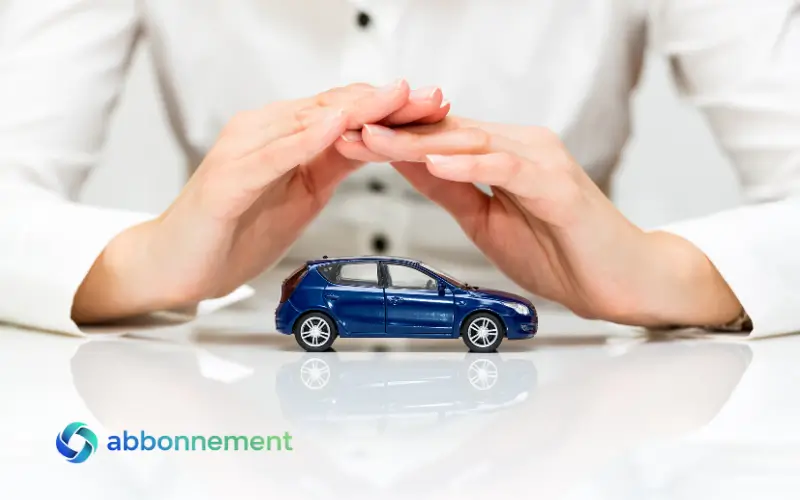 Mani che proteggono una piccola auto blu, a simboleggiare la copertura rc auto.